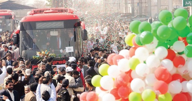 Lahor'da Metrobüs heyecanı