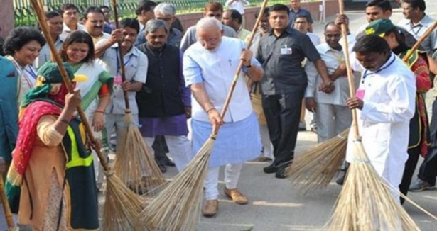 Başbakan elinde süpürgeyle 'temizlik yemini' etti