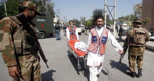 Pakistan'da parti konvoyuna saldırı: 2 ölü