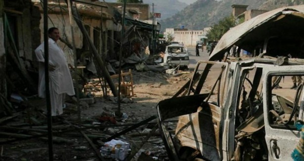 Pakistan'da bombalı saldırı: 5 ölü
