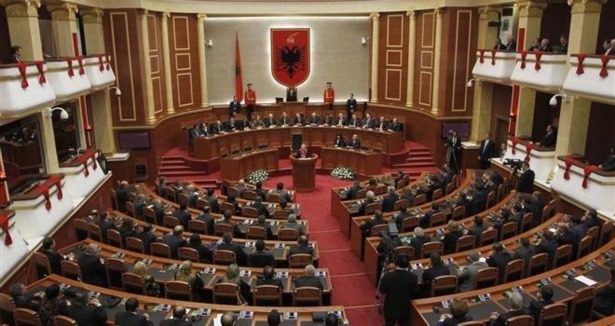 Arnavutluk hükümetinde seçim değişikliği