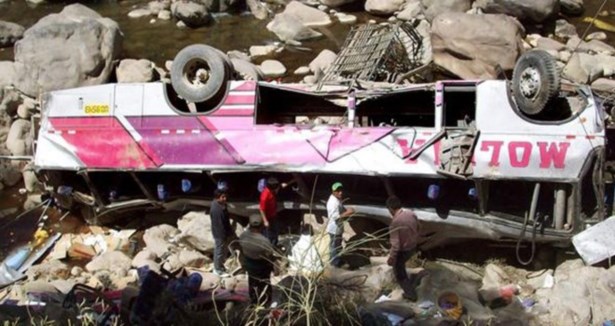 Peru'da otobüs nehre uçtu: 50 ölü
