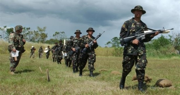Filipinler'de 5 asker kaçırıldı