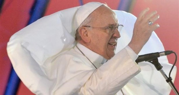 Papa'dan ölen kaçaklar için gözyaşı 