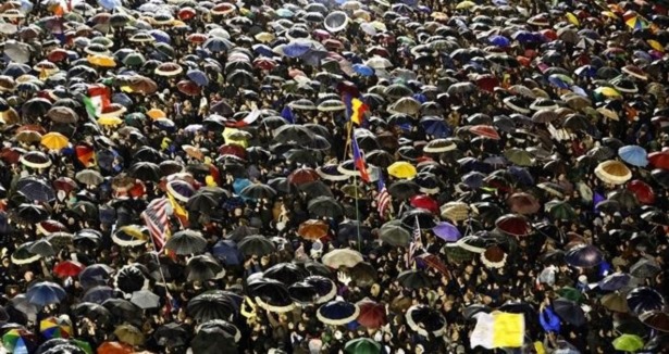 Şemsiyeler altında yeni Papa kutlaması