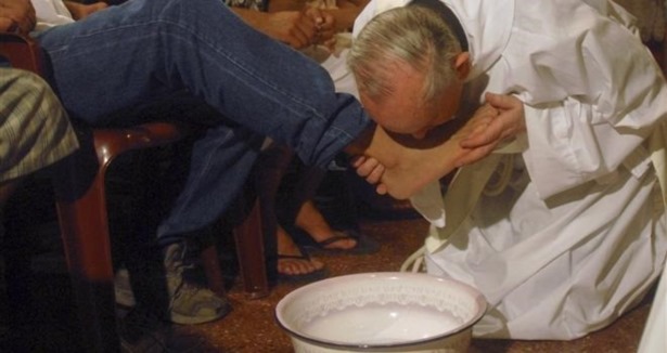 Papa komşusunun ayaklarını yıkadı