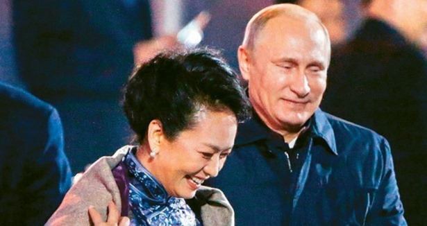 Putin paltosunu verdi ülke karıştı!