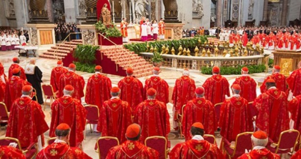 Papalık seçimi geleneksel ayinle başladı