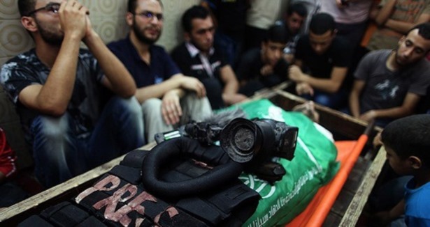 İsrail, Gazze'de gazetecileri de vurdu