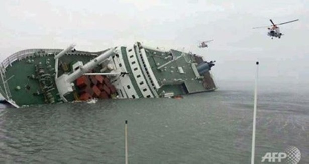 Endonezya'da feribot battı: 12 ölü