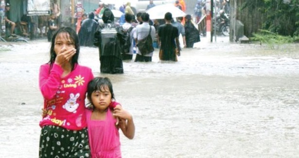 Endonezya''ya sel geri geldi: 11 ölü