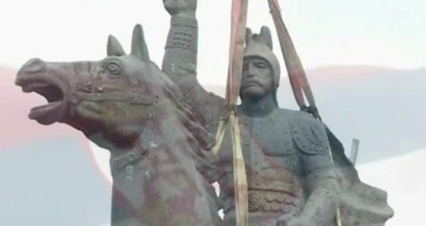 Sultan'ın katilinin heykelini diktiler