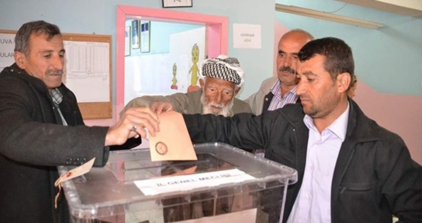 Türkiye'nin en yaşlı seçmenleri oy kullandı