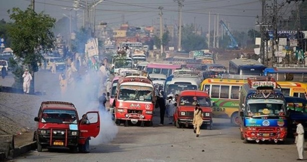 Pakistan'da okul aracına bombalı saldırı: 6 ölü