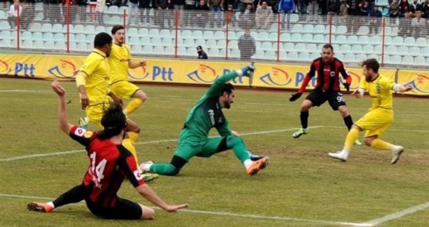 Tavşanlı Linyitspor 10 kişiyle galip