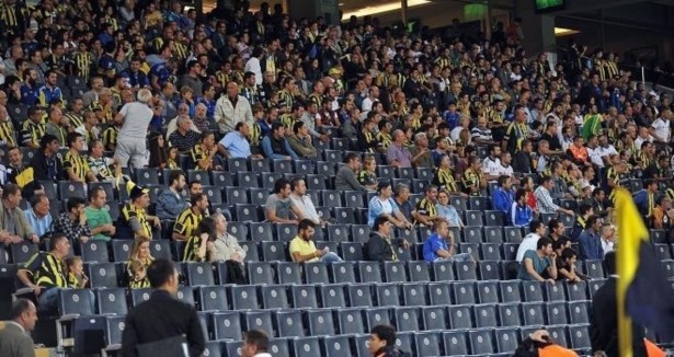 Bilet krizi Fenerbahçe tribünlerini vurdu