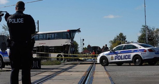 Otobüs ile tren çarpıştı: 6 ölü!
