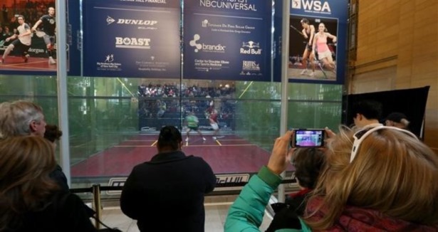 Tren istasyonunda "squash" turnuvası