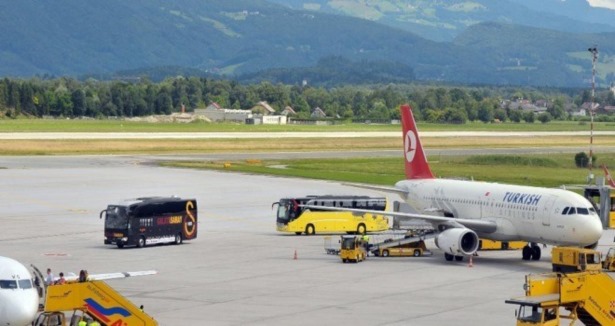 Galatasaray taraftarlara görünmeden kaçtı!