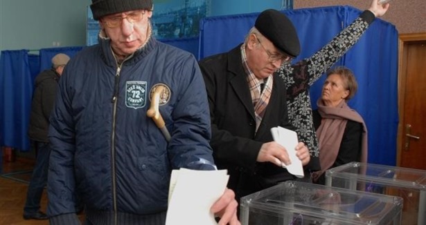 Ukrayna'da seçimin galibi Yatsenyuk