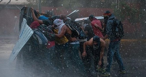 Venezuela'daki gösteriler devam ediyor: 2 ölü