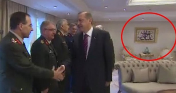 Erdoğan'ın başucundaki levhada ne yazıyor?