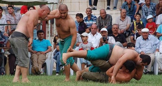 Güreşirken rakibini karıştırınca...