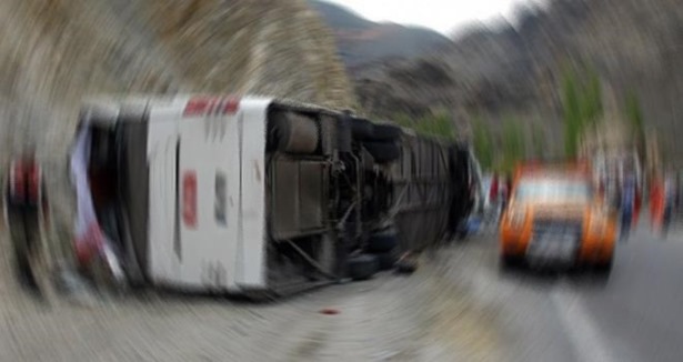 Yolcu otobüsü devrildi: 3 ölü ve yaralılar var