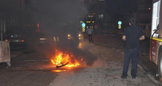 Kaza yapan motosiklet alev alev yandı