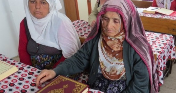 90 yaşında Kur''an okumayı öğrendi