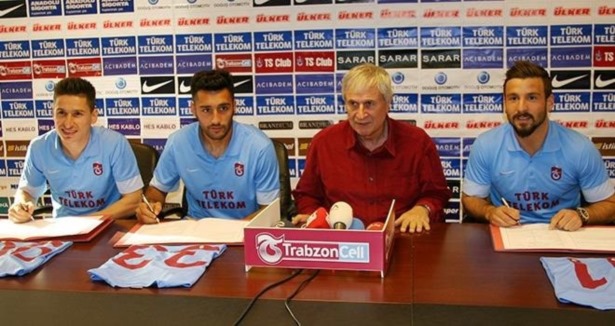 Trabzonspor yeni transferlerine imza attırdı