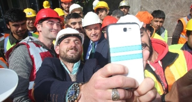 Topbaş''tan 'şantiye selfie'si