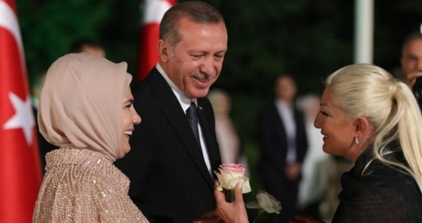 Muazzez Ersoy'dan Erdoğan çiftine gül jesti