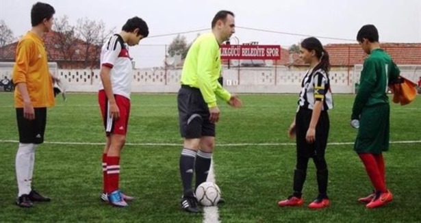 Erkeklerle sahaya çıkan Berfin büyülüyor