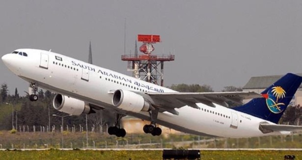 Medine'de yolcu uçağı acil iniş yaptı