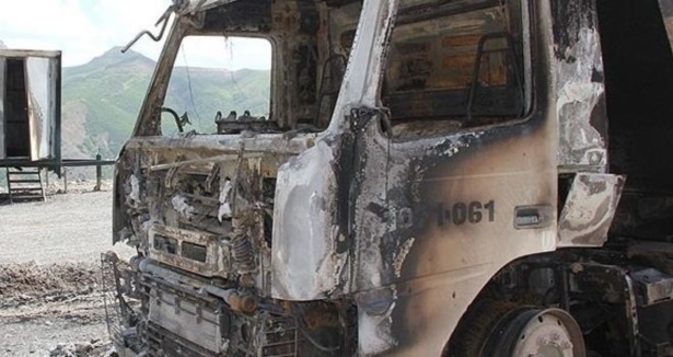 Muş'ta teröristler yol kesip araç yaktı