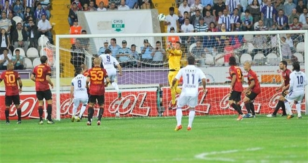Galatasaray'ı eski yıldızları yıktı