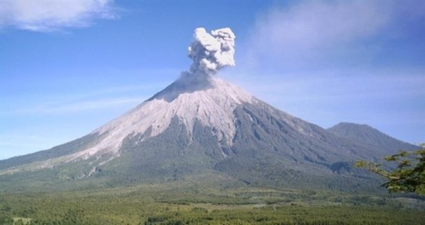 Endonezya'da volkan alarmı 