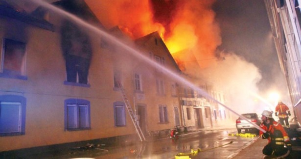 Almanya’da yangın durdurulamıyor: Tamamen söndürülmesi haftalar sürebilir