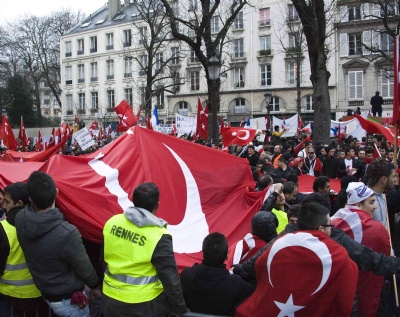 5 bin Türk parlamento önünde