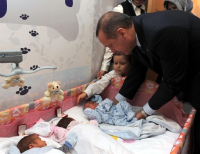 Başbakan Erdoğan'dan 'üçüz bebek ziyareti'