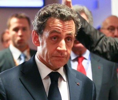 Sarkozy, yumurta saldırısında bara sığındı