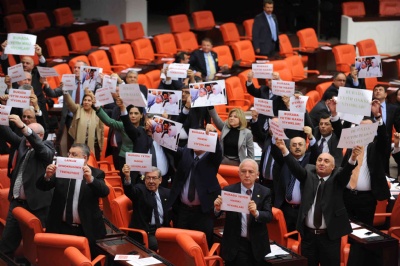 Meclis'te CHP'den pankartlı protesto