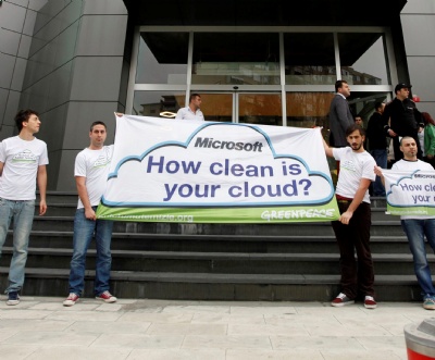 Greenpeace'den Microsoft binasında eylem
