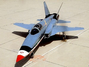 İran yeni savaş uçağını tanıttı