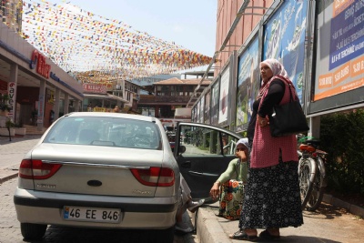 3 yaşındaki çocuğu araçta bıraktılar