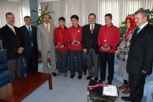 Başkan Özhaseki başarılı öğrencileri altınla ödüll