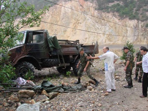 Askeri araç devrildi: 6'sı asker 8 yaralı