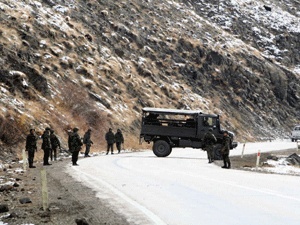 Türk ordusu kış koşullarında sınırı geçti