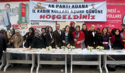 AK Parti Adana Kadın Kolları aşure dağıttı